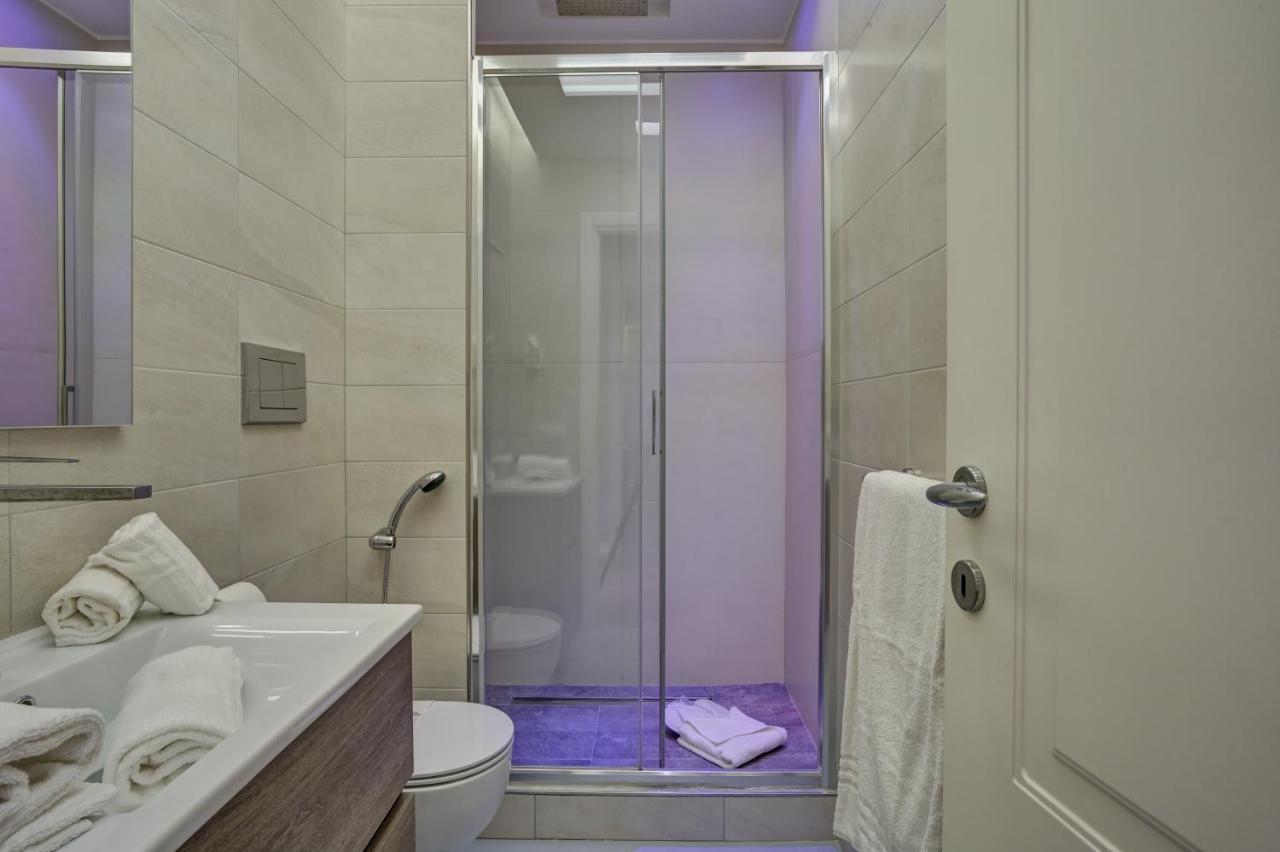 Superior Double Room-Via del Corso balcony