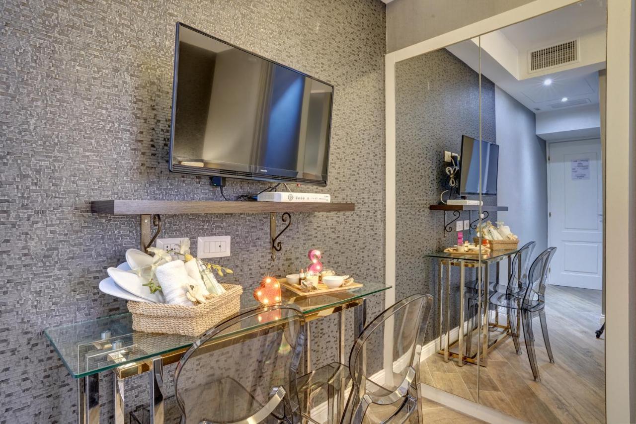 Superior Double Room-Via del Corso balcony