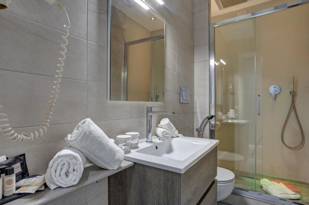 Superior Double Room-Via del Corso balcony