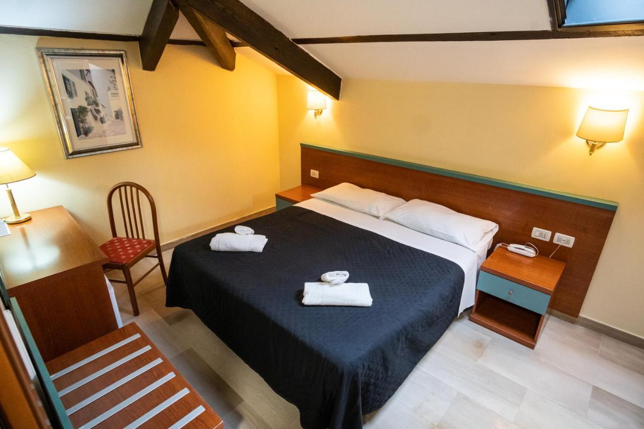 Large Double Room,1333026395:JPEG