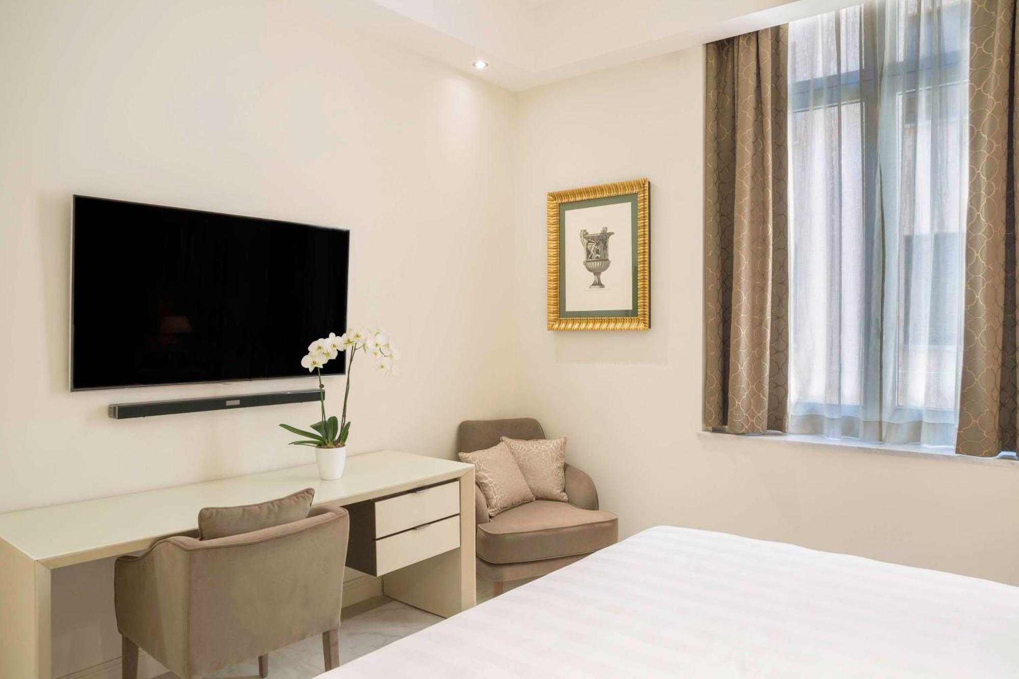 Deluxe King Room Mobility Accessible
