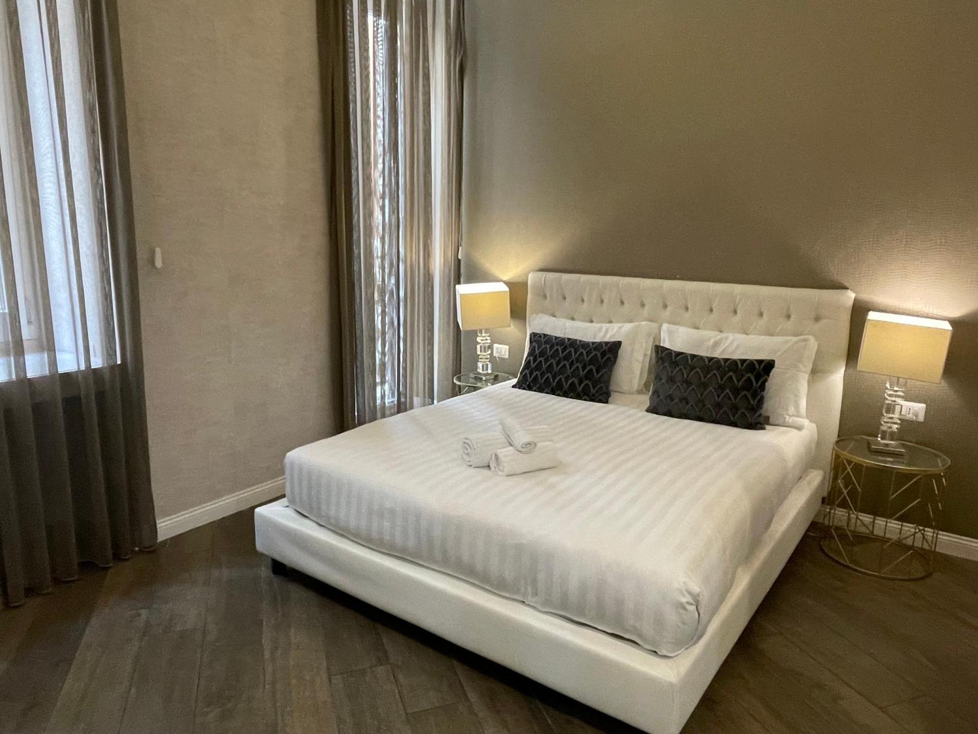 Superior Double Room-Via del Corso balcony