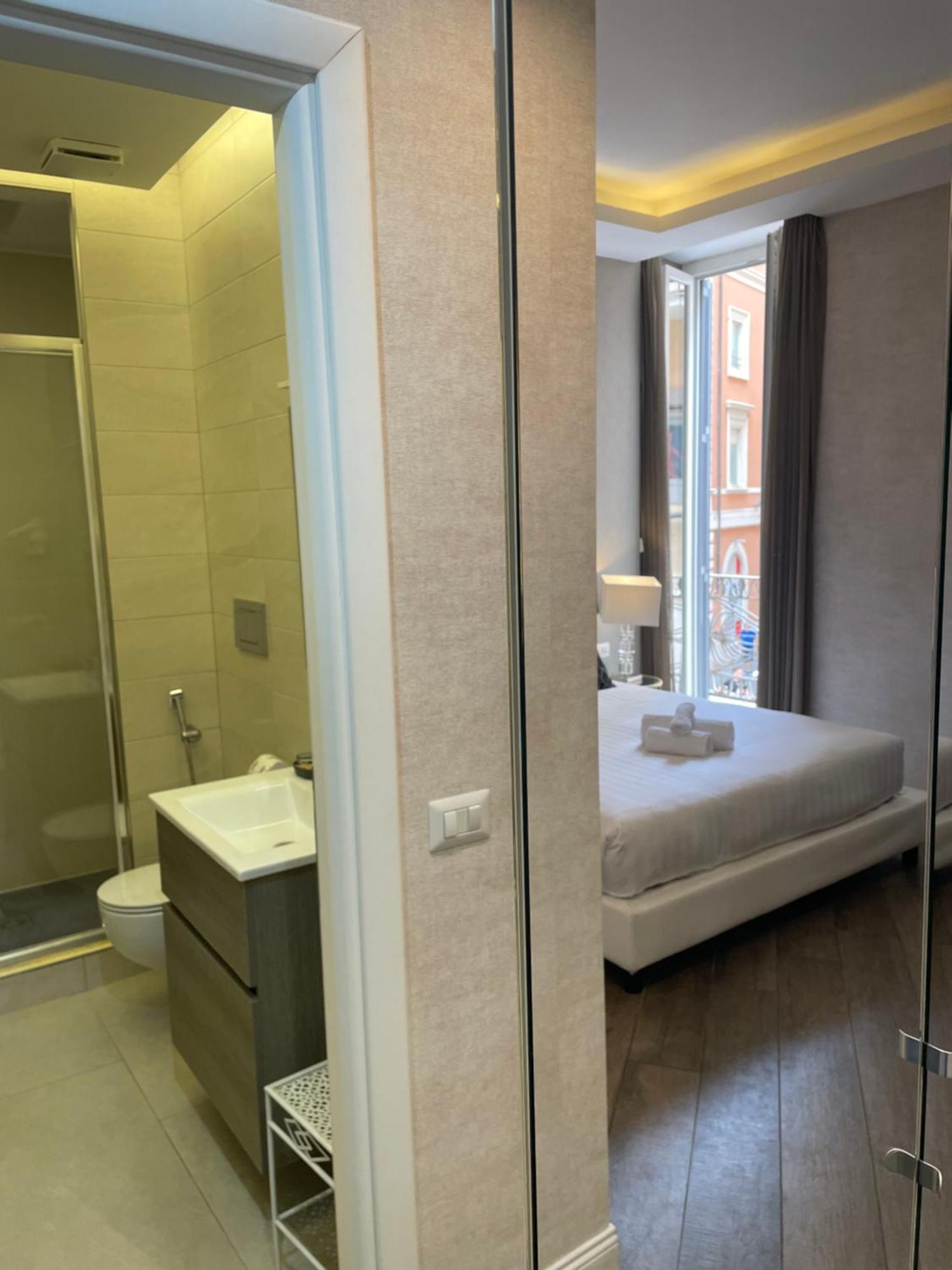 Superior Double Room-Via del Corso balcony