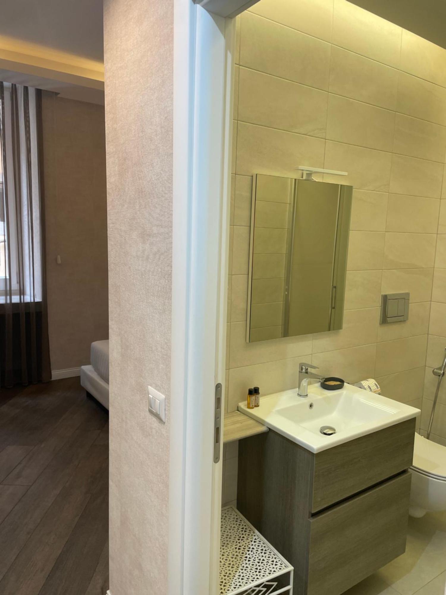 Superior Double Room-Via del Corso balcony