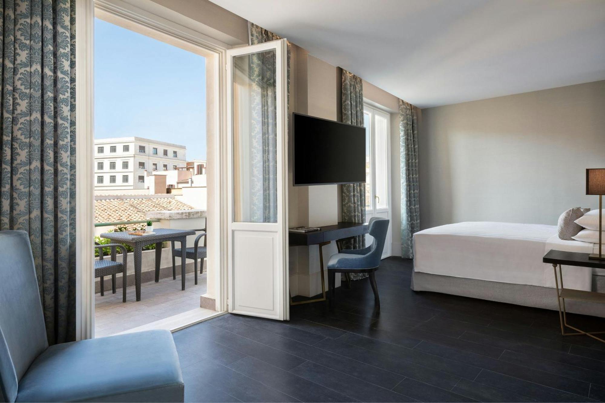 Signature Superior King Room Terrace Urban View