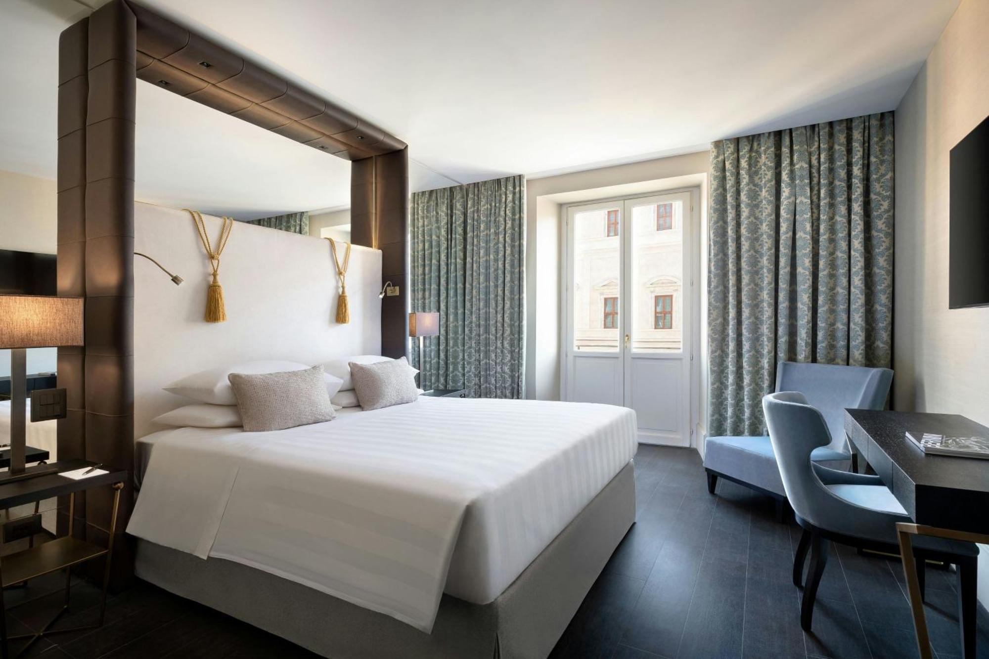 Deluxe King Room Urban View