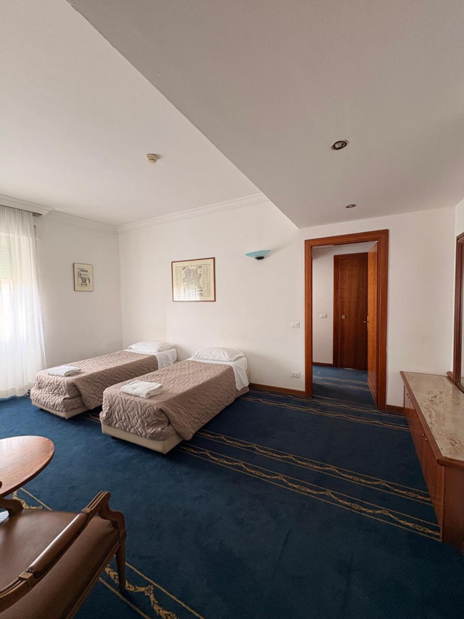 Single Suite Two Single Beds Living room