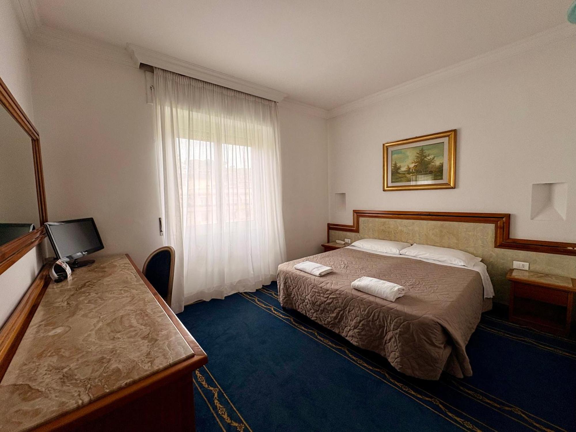 Single Suite Two Single Beds Living room