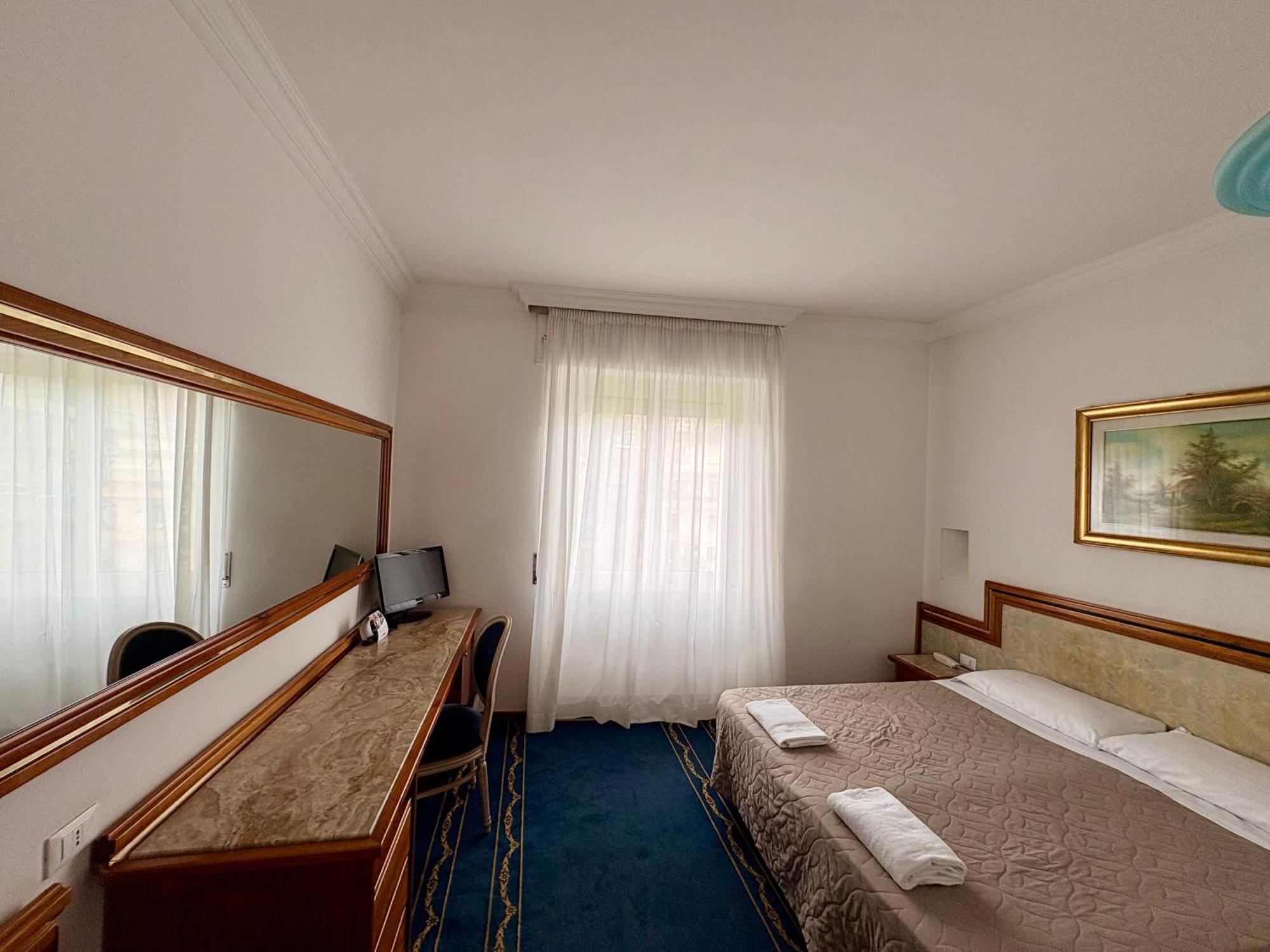 Single Suite Two Single Beds Living room