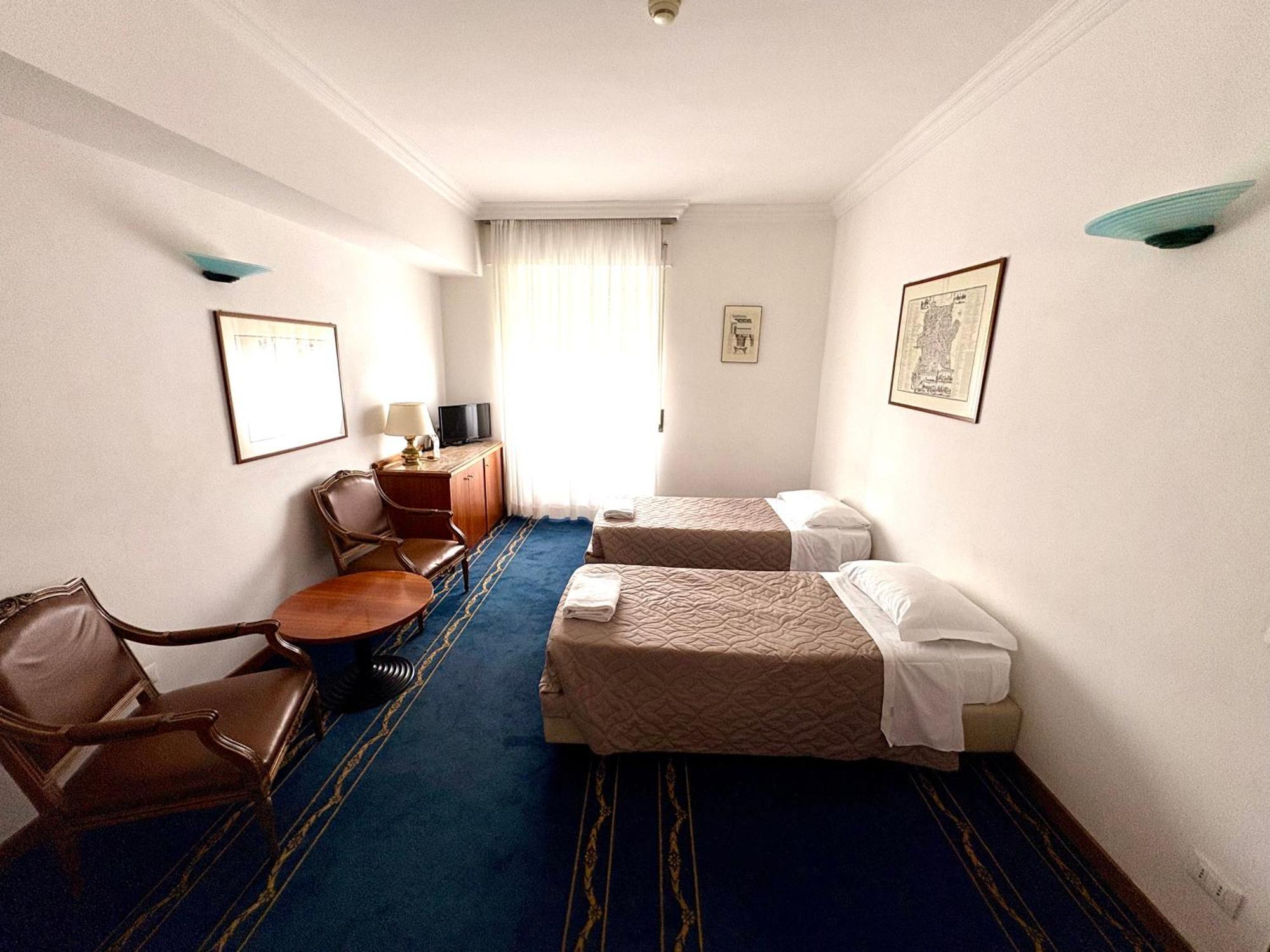 Single Suite Two Single Beds Living room
