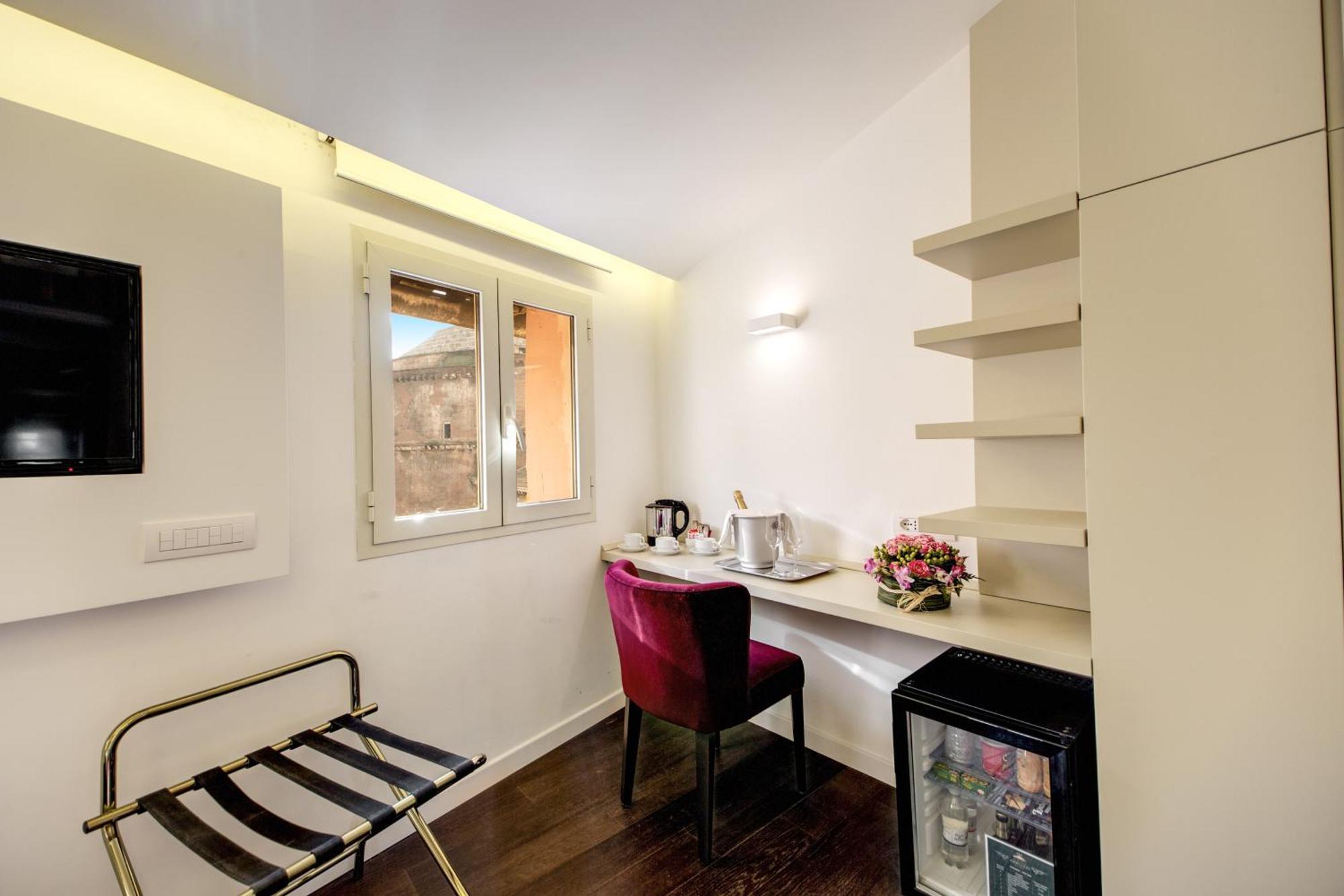 Junior Suite Pantheon View