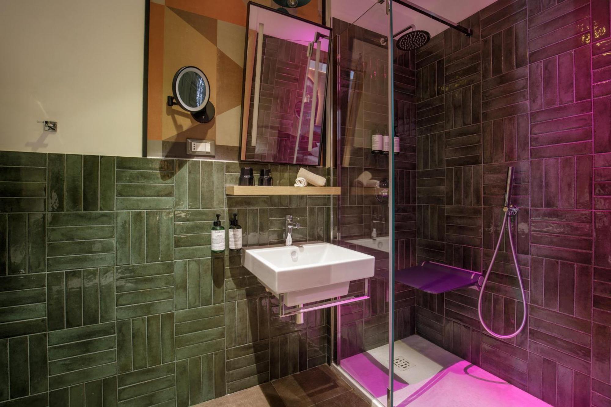 Queen Room Mobility Access