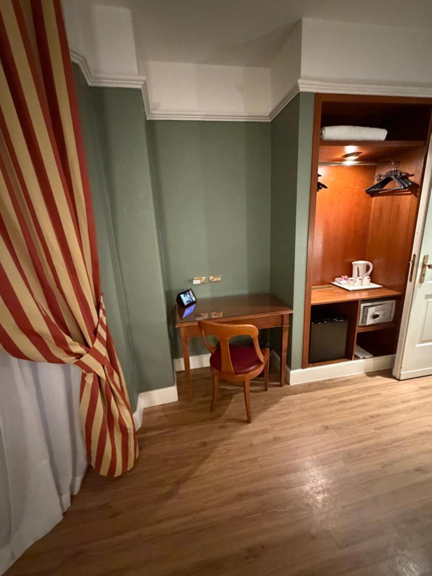 Small Double Room French Bed