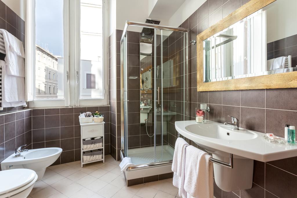 Standard Triple Room Hydromassage Shower