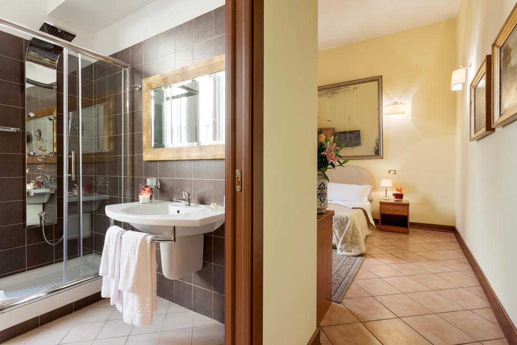 Standard Triple Room Hydromassage Shower