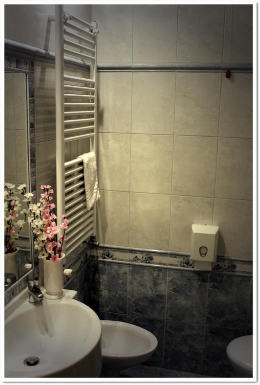 Small Double Room,371166331:JPEG