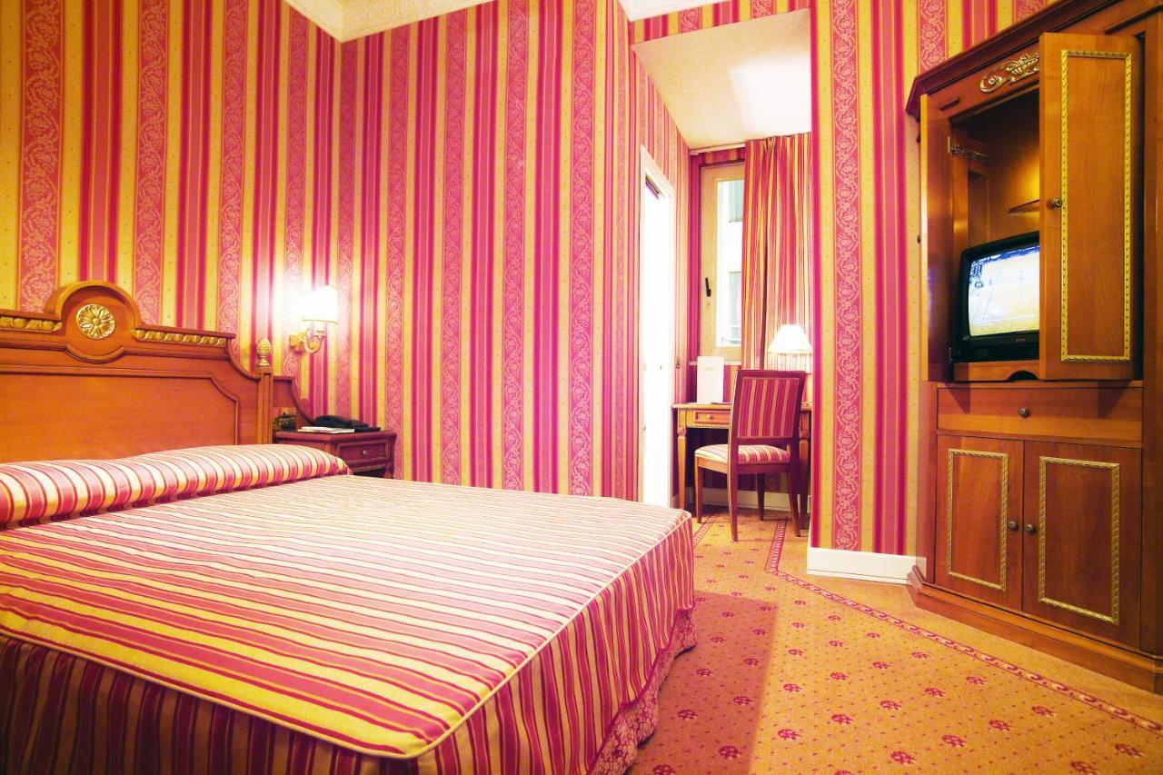 Small Double Classic Room,888488971:JPEG