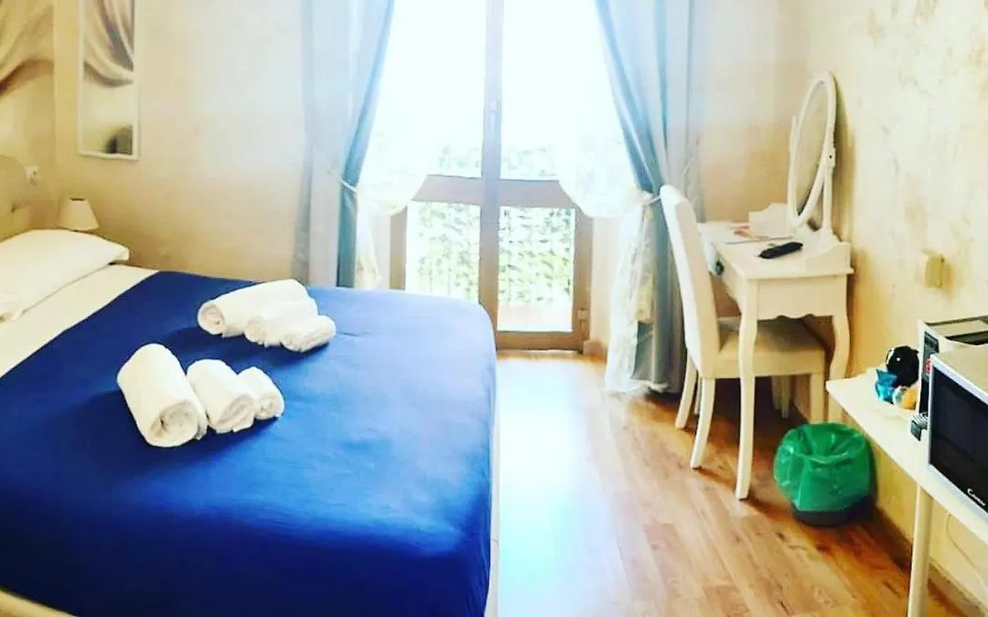 Deluxe Rooms And One Chilling Jacuzzi Suite Guesthouse-1