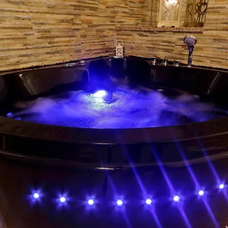 Deluxe Rooms And One Chilling Jacuzzi Suite Guesthouse-2